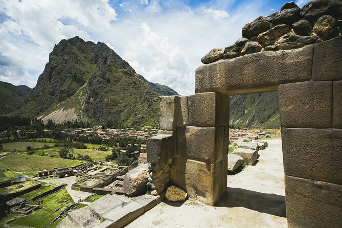 2 Day Sacred Valley and Machu Picchu Guided Tour from Cusco - Urubamba brings lunch at the right time