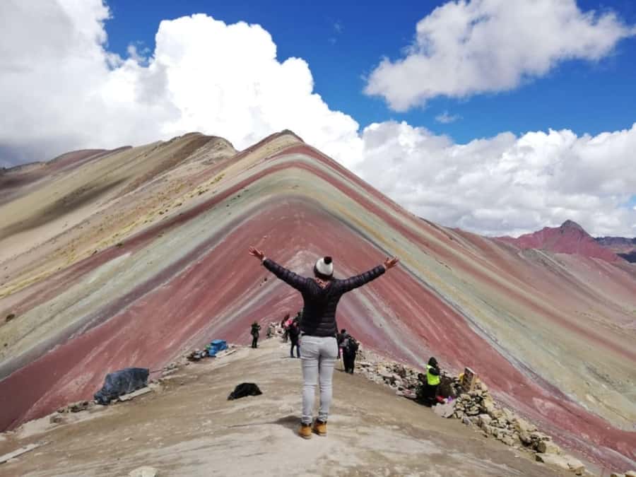 7 Colors Mountain - Walking from the parking area to the summit
