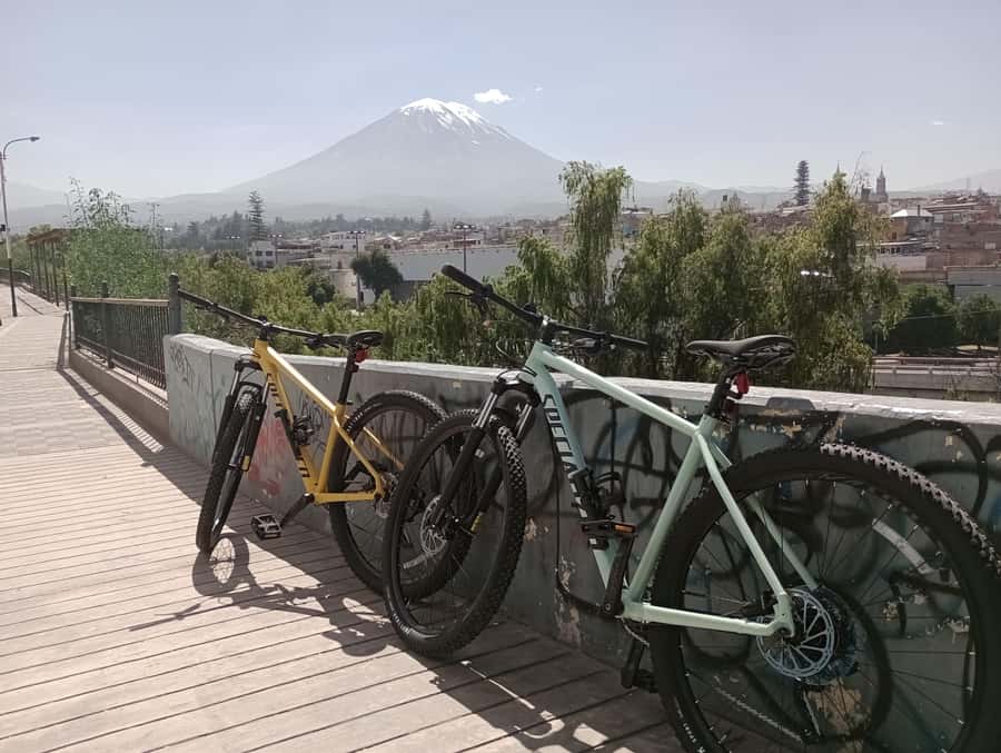 AREQUIPA BIKING CITY TOUR - Plaza de Armas and the first safety briefing