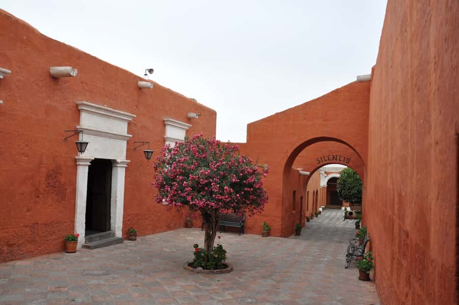 Arequipa: City Tour and Santa Catalina Monastery - Santa Catalina Monastery, a city behind the walls