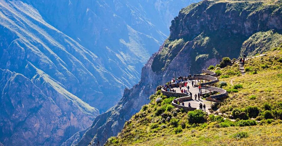 Arequipa : Colca Canyon 2-Day Adventure - Guides, group size, and the road itself