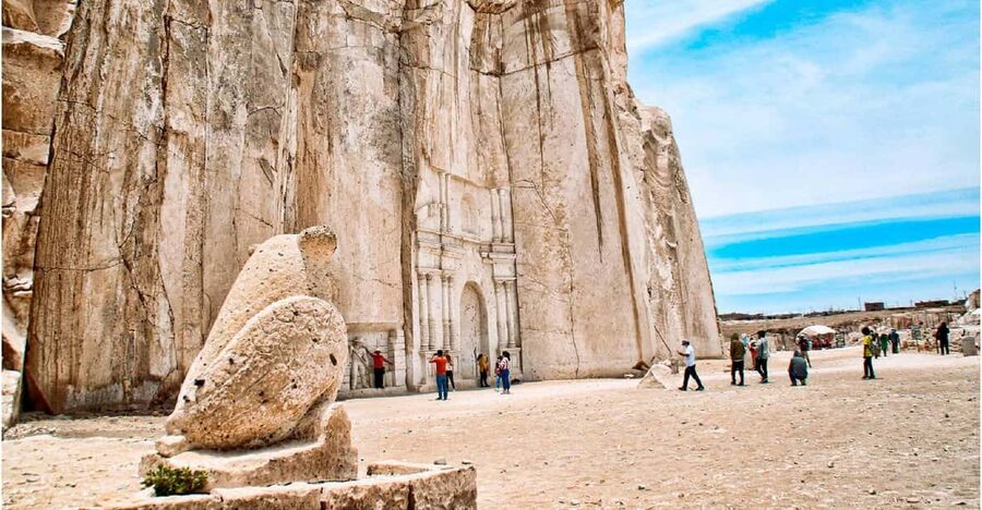Arequipa | Tour of the Sillar Route + Culebrillas Canyon - Walking toward Culebrillas Canyon