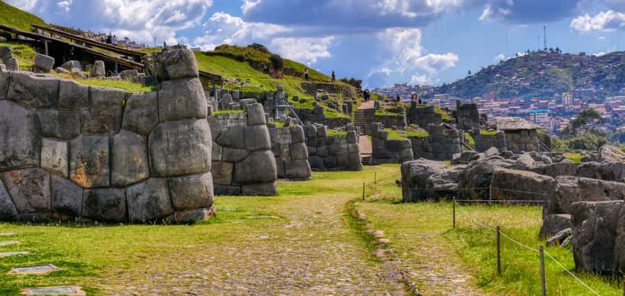 City Tour Cusco & Valle Sagrado Pisac mas Almuerzo - Puka Pukará and Tambomachay complete the morning