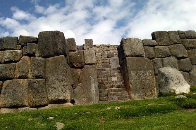 City Tour in Cusco & visit Museum South American Camelid Private. - Q’enqo: carved stone and ritual space