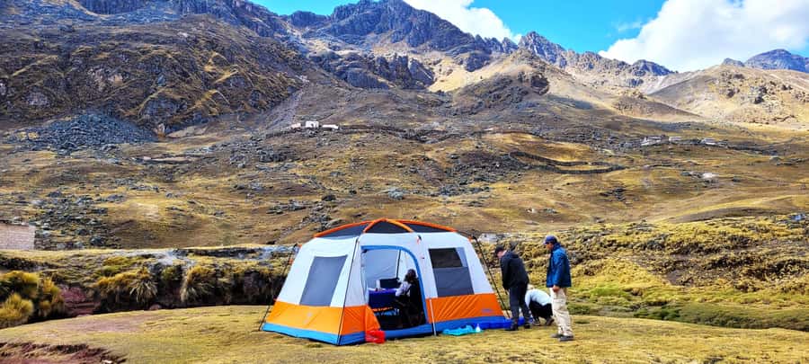 Cusco: Rainbow Mountain & Red Valley Tour with Picnic meals - The guide makes a real difference at high altitude