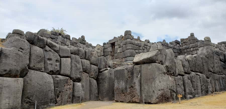 Cusco: Sacsayhuaman Guided Tour and 1-Hour Horseback Ride - Qenqo and the ritual side of Inca life