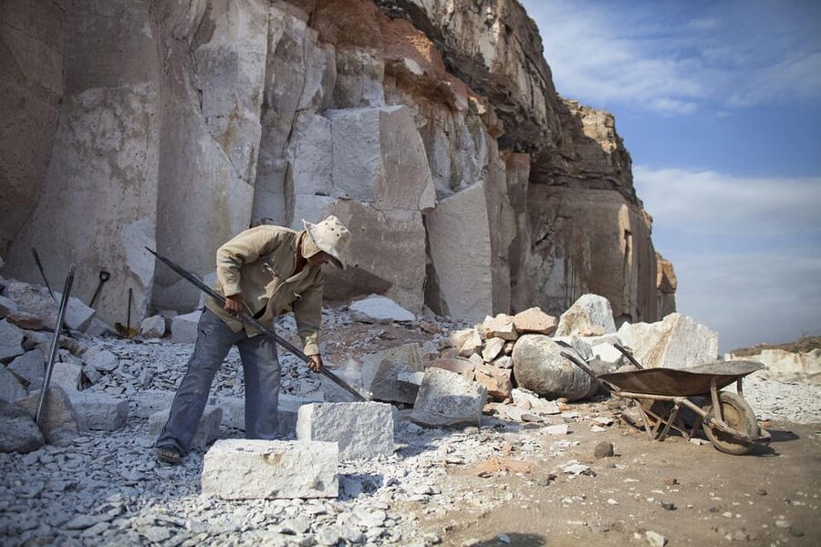 From Arequipa: Sillar Route Trek - Culebrillas Canyon and the older traces in the rock