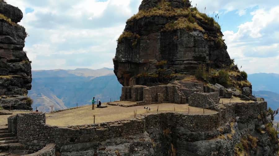 From Cusco: Waqrapukara Hike Full-Day Tour With Meals - Walking toward the horn-shaped fortress