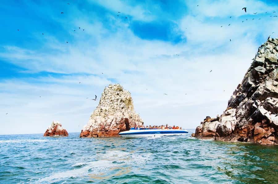 From Lima: Ballestas Islands, Huacachina, and Vineyard Tour - Lunch and a break in Ica