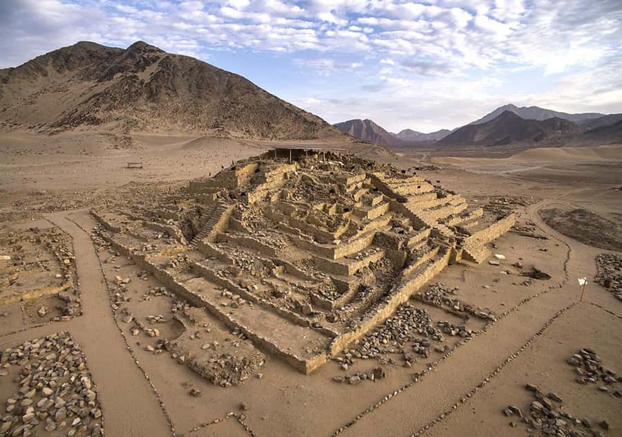 From Lima: Discover the Ancient Sites Caral & Bandurria - Walking through Caral’s pyramids and temples