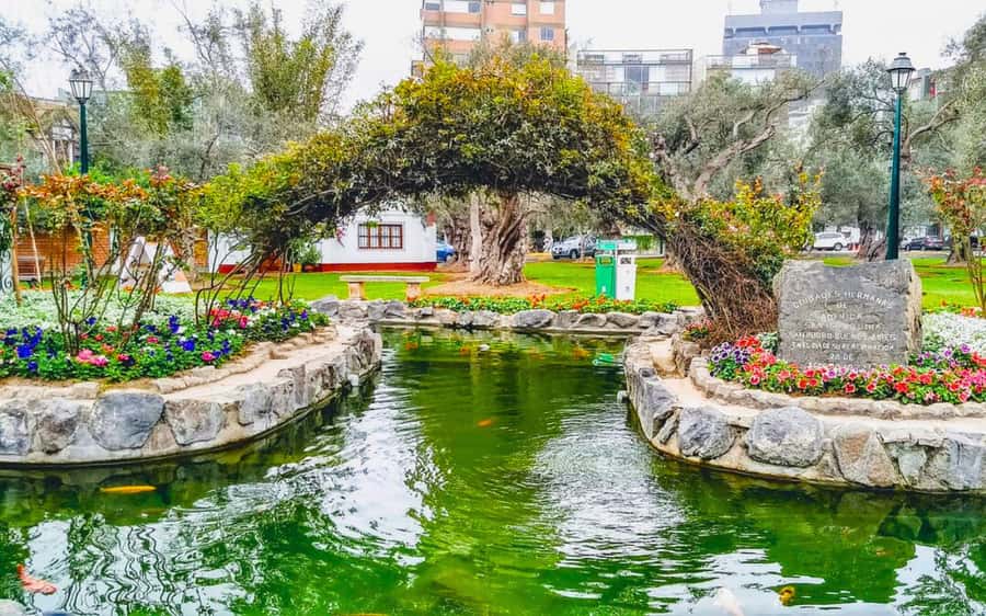 From Lima: Miraflores, Barranco & San Isidro Guided Tour - Miraflores and the Pacific from Parque del Amor