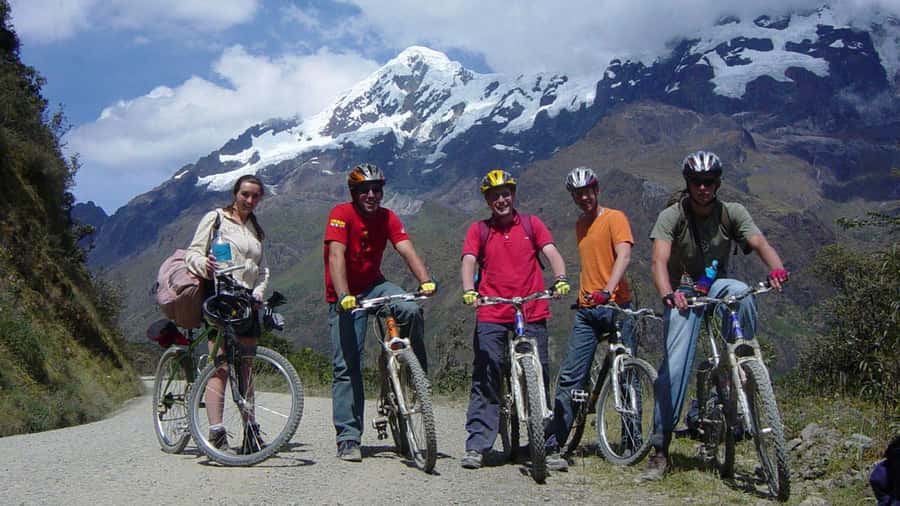 Huaraz: Bike tour | Mountain Biking in the Andes - The climb toward Portada de Cojup and Pitec