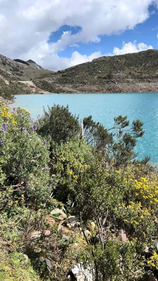 Huaraz: Full Day Rocotuyoc Lagoon + Frozen Lagoon - Rocotuyoc Lagoon: blue and emerald water