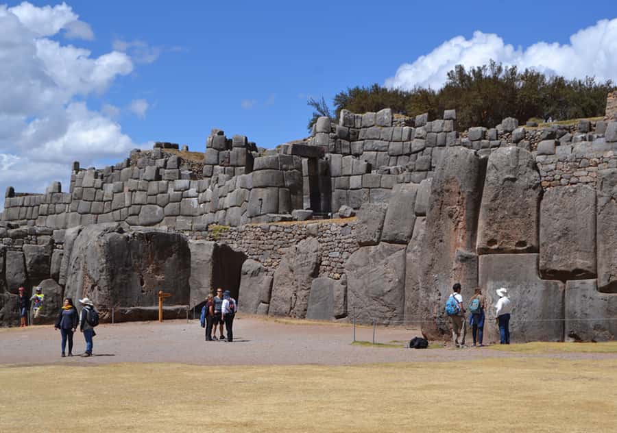 In Cusco: Saqsaywaman, Qenqo, Pukapukara, Tambomachay. - Sacsayhuaman and the stones that explain Inca skill
