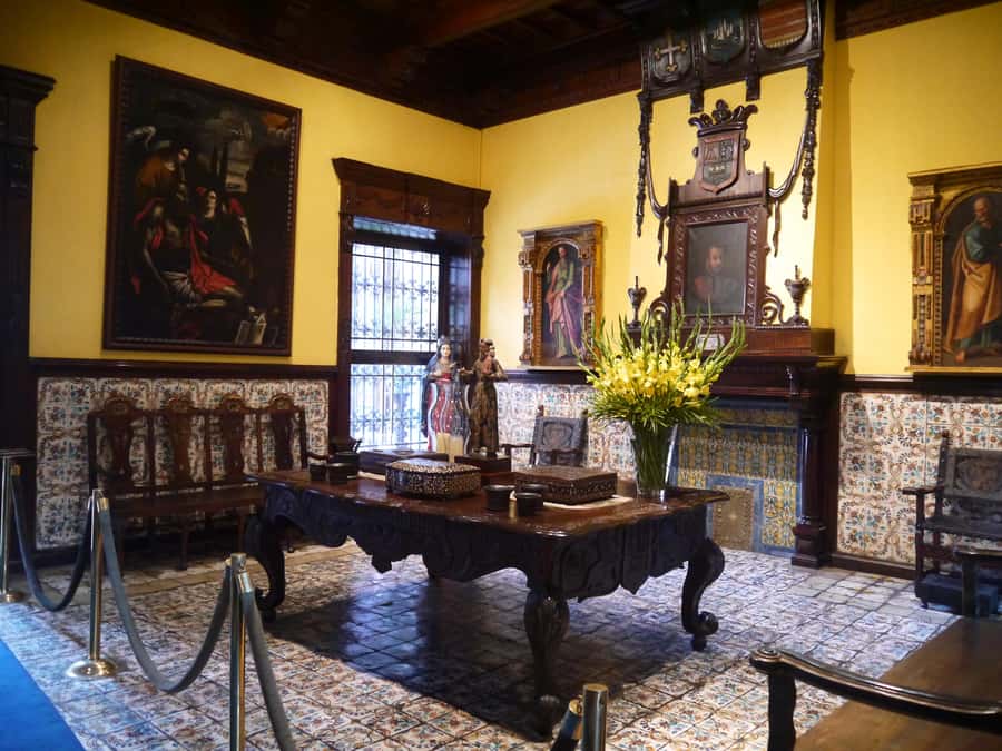 La casa de Aliaga, an alive colonial jewel at Lima center. - Arriving beside Lima’s Government Palace