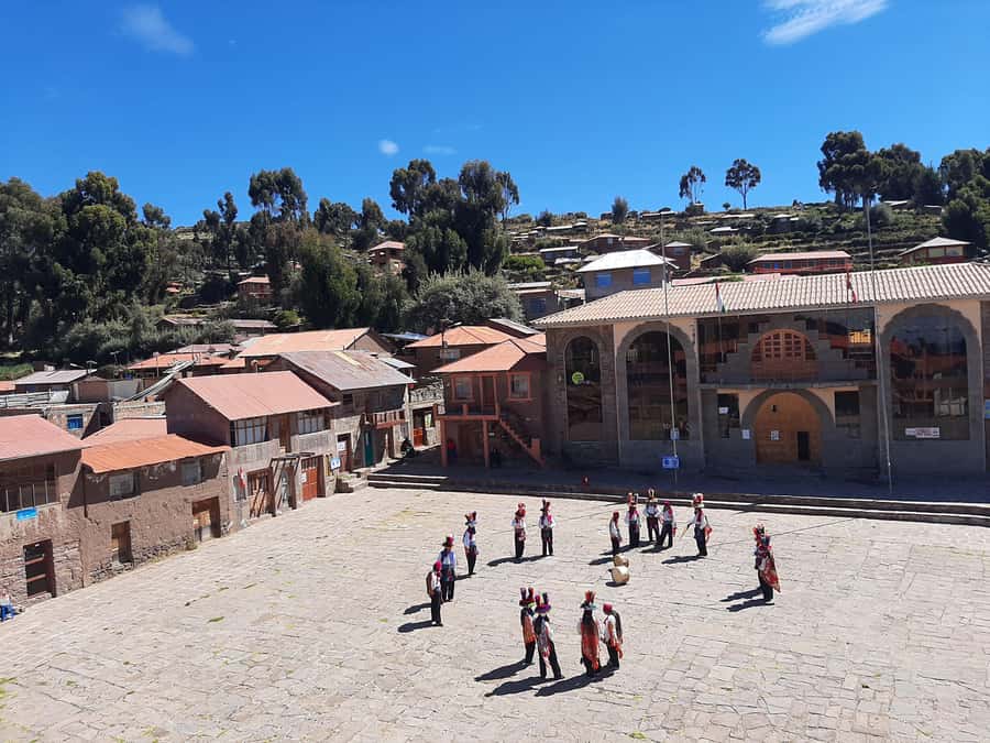 LAKE TITICACA 2-DAY EXCURSION: UROS AMANTANI AND TAQUILE + 3 MEALS - Guide quality and the shape of the experience