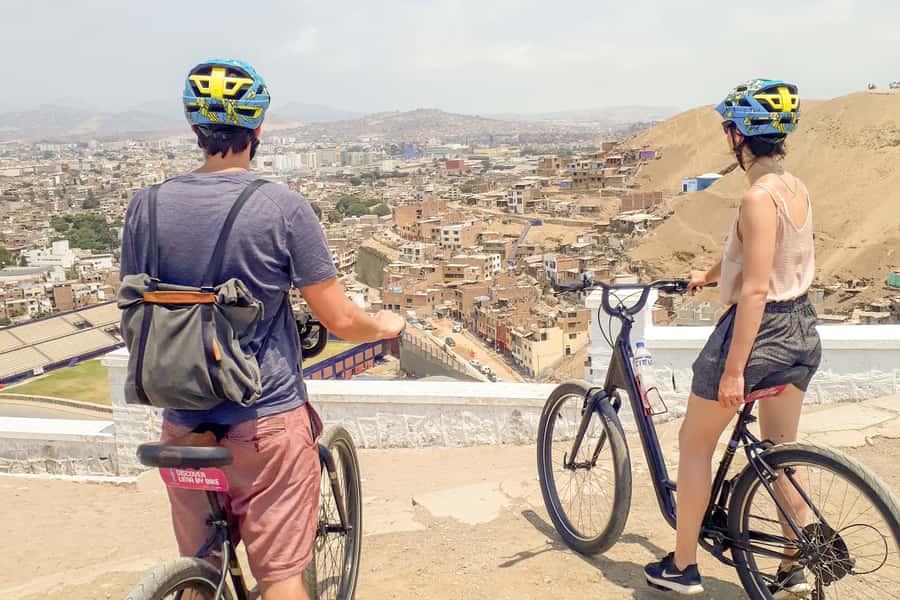 Lima Bike Tour: La Costa Verde & Jesus Statue in Chorrillos - The climb to Cristo del Pacífico