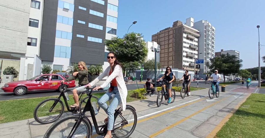 Lima Bike Tour: La Costa Verde & Jesus Statue in Chorrillos - The final break with gelato, coffee, or a cold drink