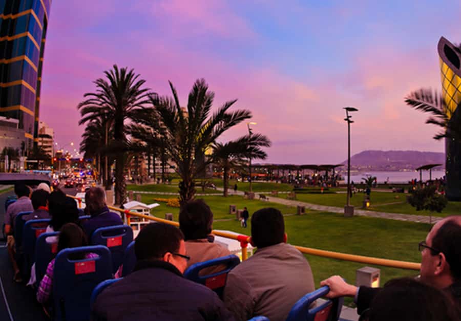 Lima : City tour 360° Panoramic bus - Sightseeing Tour - Entering the colonial center through Plaza San Martín