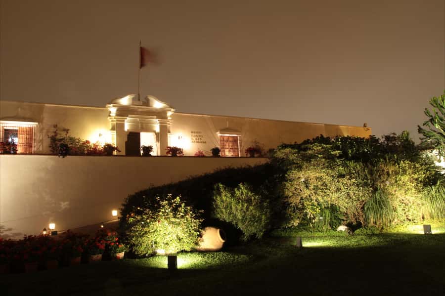 Lima: Huaca Ruins and Larco Museum at Night with Dinner - Three huacas, one modern city