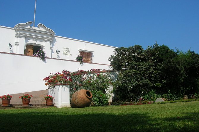 Lima in a Day: City Sightseeing Tour, Larco Museum and Magic Water Circuit - A pisco sour, a sandwich and Lima after dark