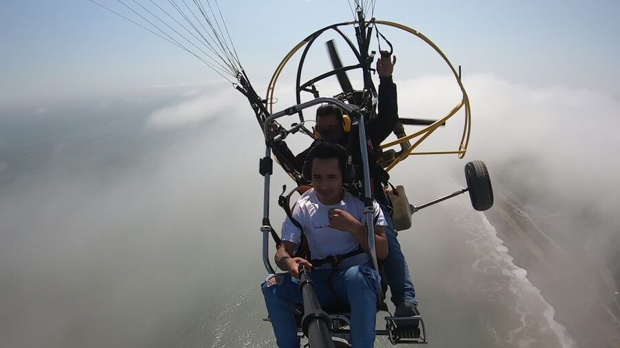 Lima: Paragliding Flight Over Costa Verde Districts - What happens during the 15-minute flight