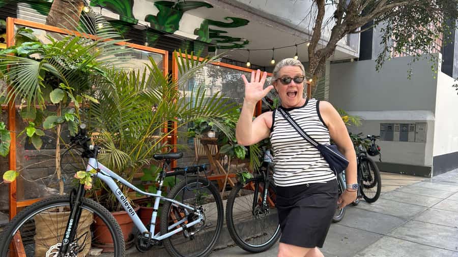 Lima: Sightseeing Bike Tour with Food and Drink Tastings - Miraflores and the Malecón