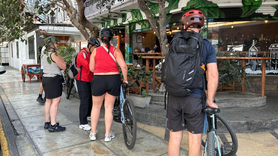 Lima: Sightseeing Bike Tour with Food and Drink Tastings - What the four hours feel like