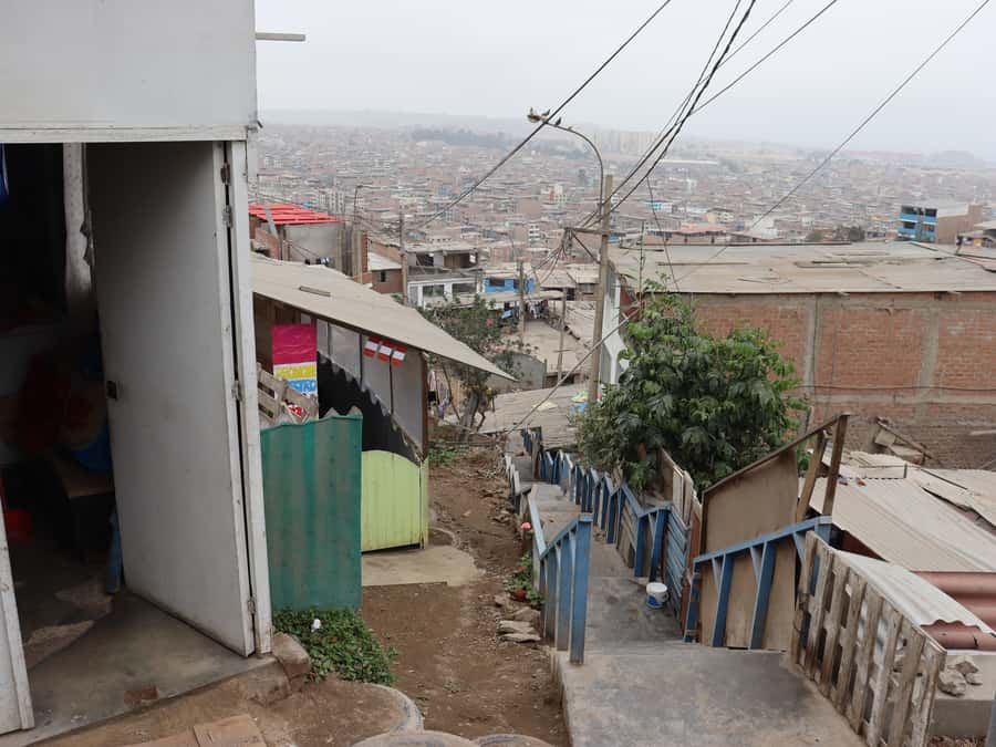 Lima: Villa El Salvador Shanty Town Tour - Market shelves and the community kitchen