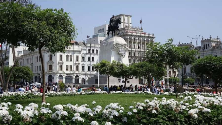 LIMA WALKING TOUR CATACOMBS FROM MIRAFLORES, HISTORICAL CENTER, WINES+BUS - Guide quality and group style