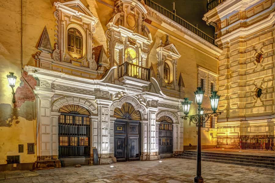 Lima: Water Magic Circuit, Downtown and Catacombs Night Tour - What the guides add to the evening