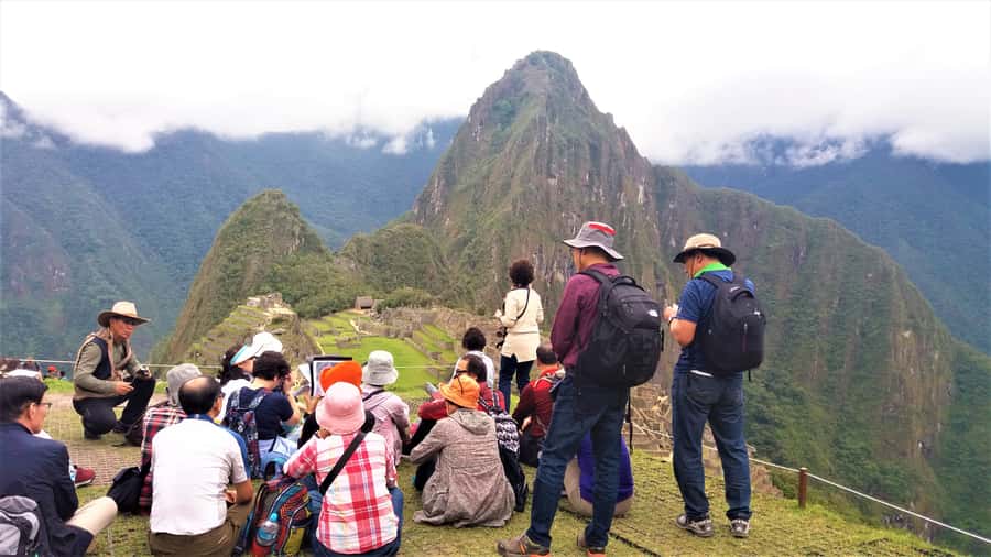 Machu Picchu: Private Tour Guide Service - Meeting your guide in Aguas Calientes