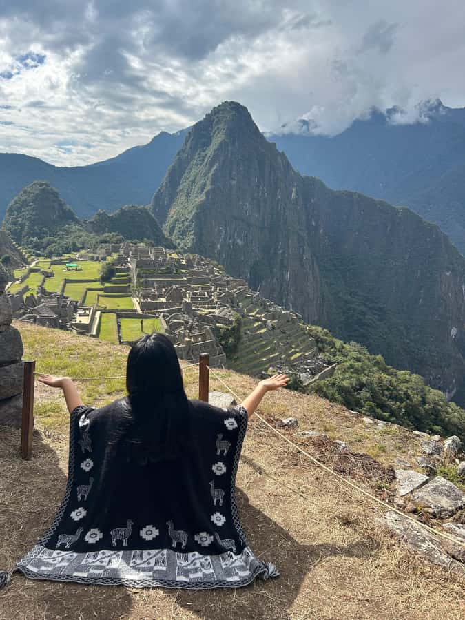 Machu Picchu: Private Tour Guide Service for up to 15 people - Temple of the Sun and the hydraulic system