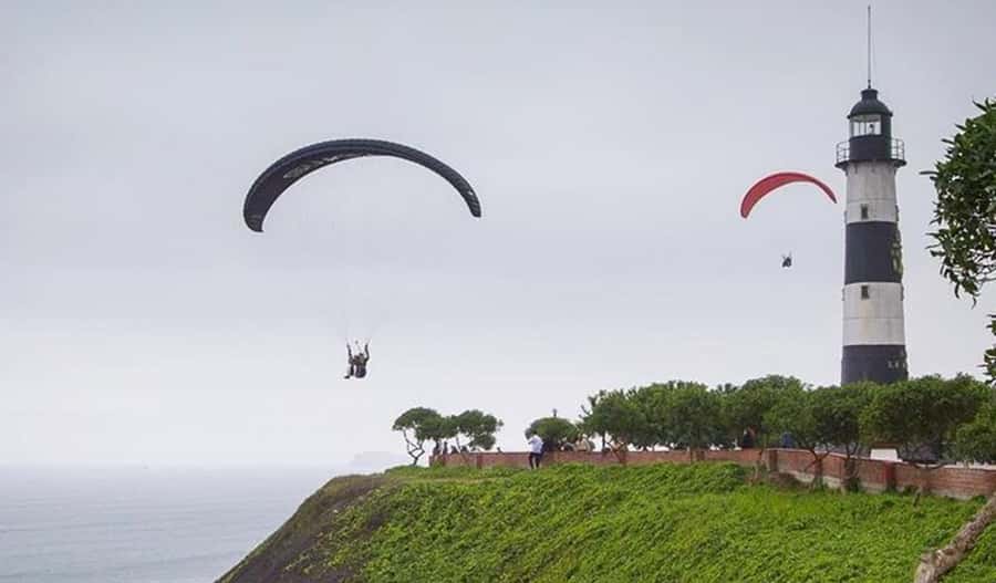 Miraflores & Barranco: Lima’s Modern and Bohemian Tour - Love Park and the El Beso sculpture
