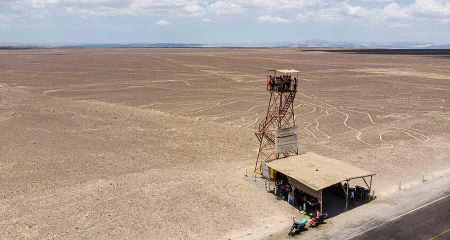 Nazca : Mirador of Nazca Lines - The metal Mirador: close views of the Tree and Hands