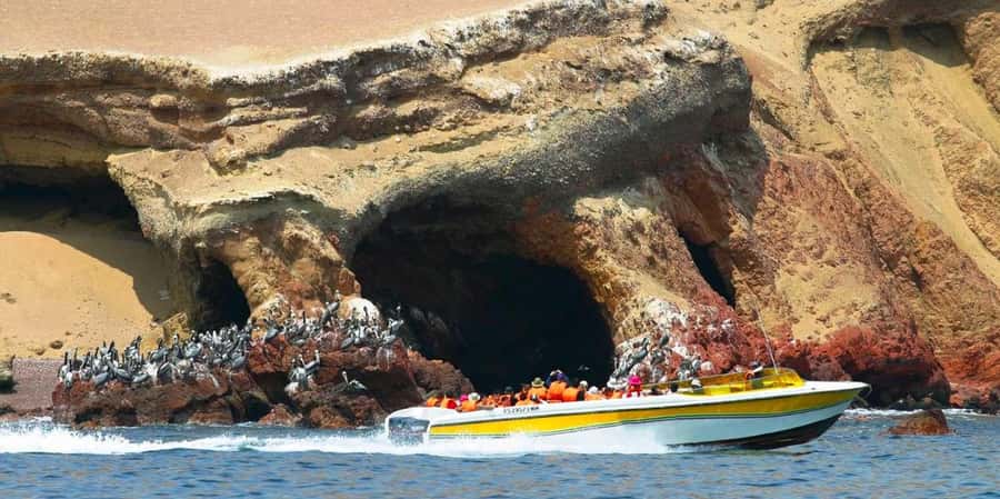 Paracas: Ballestas Islands Boat tour - Islas Ballestas - The Candelabro appears before the wildlife
