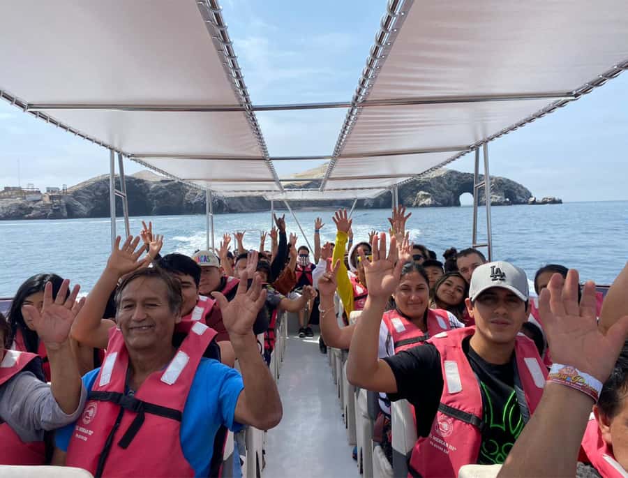 Paracas: Ballestas Islands Morning Boat Tour - Reaching the Ballestas Islands by speedboat