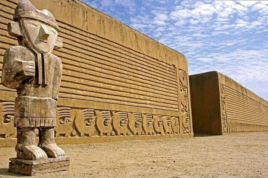 Pyramids of the Sun and the Moon, Huanchaco and Chan Chan - Huaca del Dragon brings the Chimú symbols closer