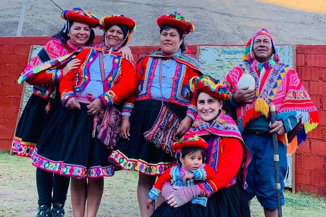 Sacred Valley Textile Workshop – Dyeing & Weaving in Cusco - Gathering plants for natural dyes