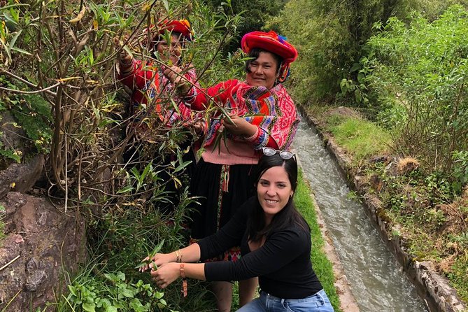 Sacred Valley Textile Workshop – Dyeing & Weaving in Cusco - Learning the backstrap loom