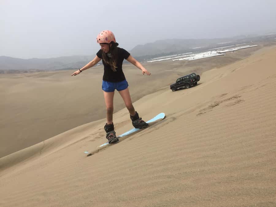 Sandbording in Lima - The vintage Land Cruiser ride sets the tone