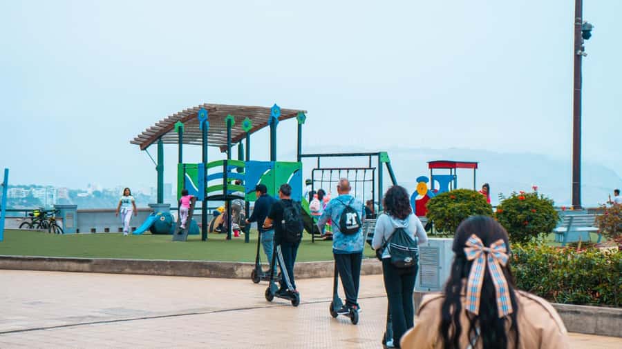 Tour Panorámico en Miraflores en Scooter Eléctrico - The Navy Lighthouse and the Pacific horizon