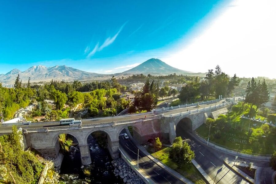 Walking tour in the Historic Center of Arequipa - The Company cloisters and colonial details