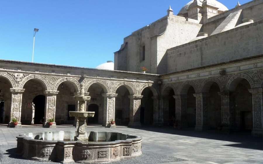 Walking tour in the Historic Center of Arequipa - San Lazaro and the city’s early beginnings